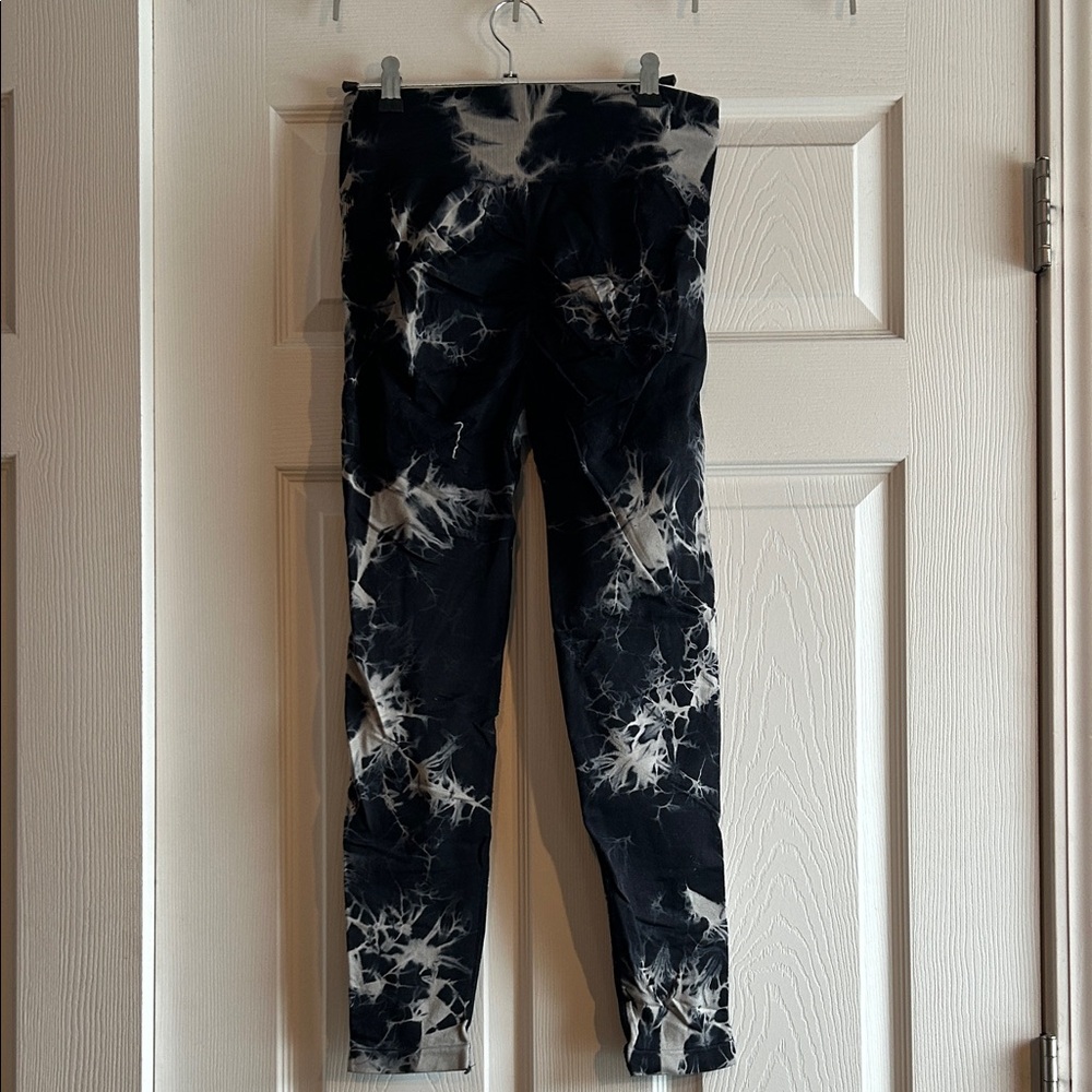 Navy and White Tie-Dye Leggings - Picture 2 of 9
